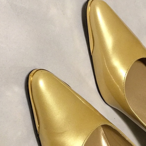 STUART WEITZMAN GOLD PATENT LEATHER PUMP SIZE 6 M - Picture 2 of 8
